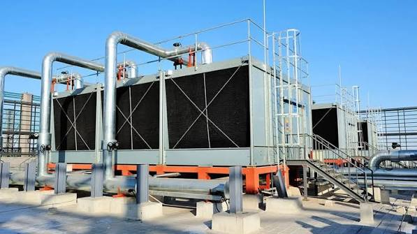 Multi-cell crossflow cooling towers with piping — cleaned while fully in service